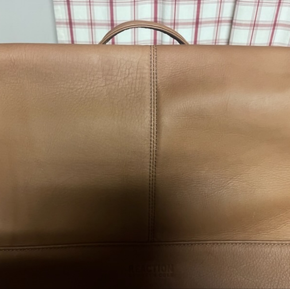 Kenneth Cole Reaction Columbian Leather Messagner/ Laptop Bag/Briefcase